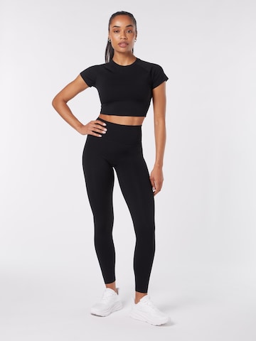 Sport top de la YO-GAYA pe negru