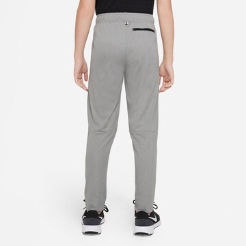 regular Pantaloni sportivi 'POLY' di NIKE in grigio