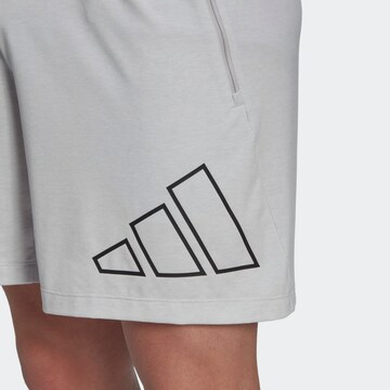 ADIDAS PERFORMANCELoosefit Sportske hlače 'Train Icons 3-Bar ' - siva boja