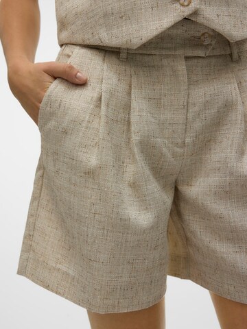 Regular Pantalon à pince 'VMMAJ' VERO MODA en beige