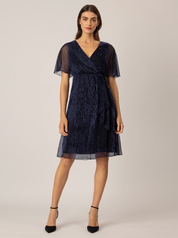 Rochie de cocktail de la APART pe albastru: față