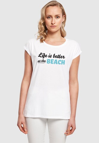 Merchcode T-Shirt 'Ladies Summer - Life is better at the beach' in Weiß: Vorderseite
