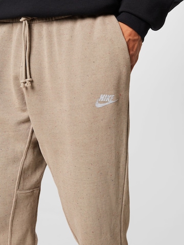 Tapered Pantaloni di Nike Sportswear in verde