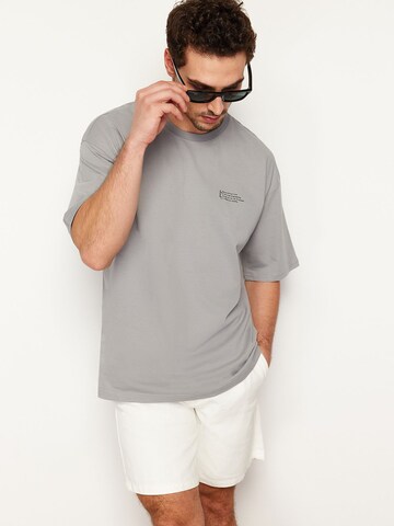 T-Shirt Trendyol en gris