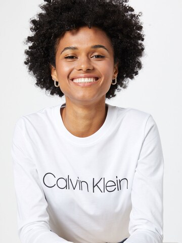 T-shirt Calvin Klein en blanc