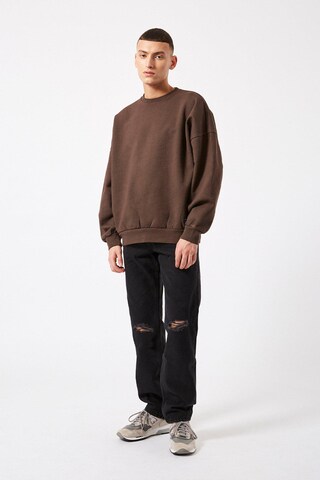 Dr. Denim Sweatshirt 'Justus' in Bruin: voorkant