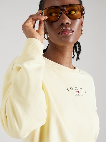 Tommy Jeans Sweatshirt 'Essential' in Yellow