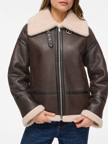 VILA - Chaqueta de invierno 'RISI' en marrón