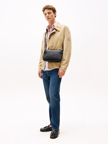 TOMMY HILFIGER Skuldertaske i sort