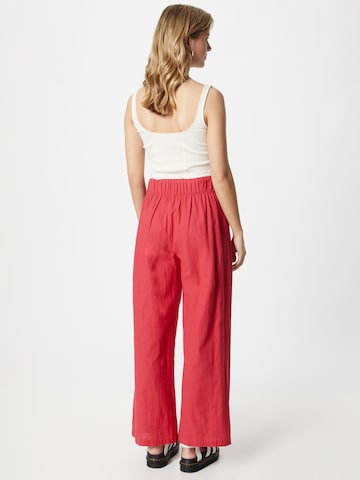 Abercrombie & Fitch - Perna larga Calças com pregas em vermelho