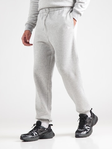 Effilé Pantalon 'NEYYAN' NEW ERA en gris : devant