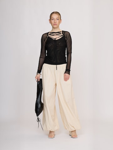 Résumé Regular Trousers ' OzmaRS ' in White: front