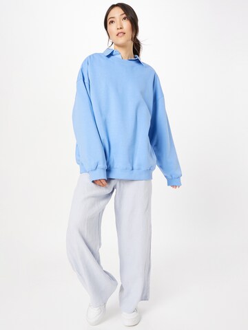 WEEKDAY Sweatshirt in Blau