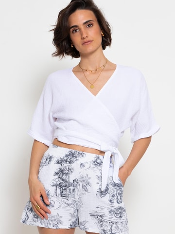 SASSYCLASSY Blouse in White: front