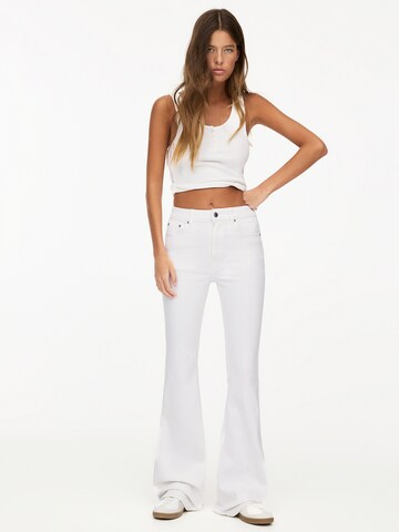 Pull&Bear Flared Jeans in Weiß