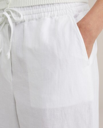 WE Fashion Loose fit Trousers in White