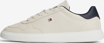 Baskets basses TOMMY HILFIGER en beige : devant