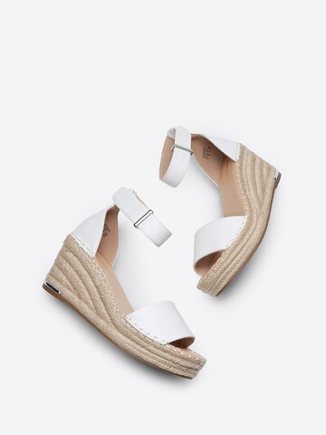 Dream Pairs Sandals in White