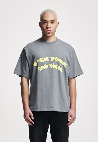 Tricou 'Vibes' de la 2Y Studios pe gri: față