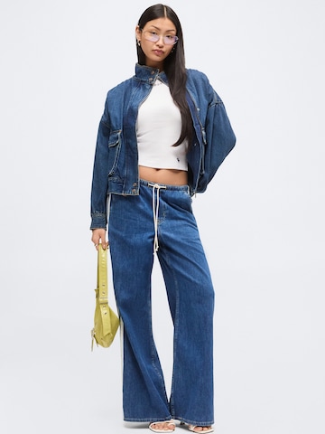 Tricou de la Abercrombie & Fitch pe alb