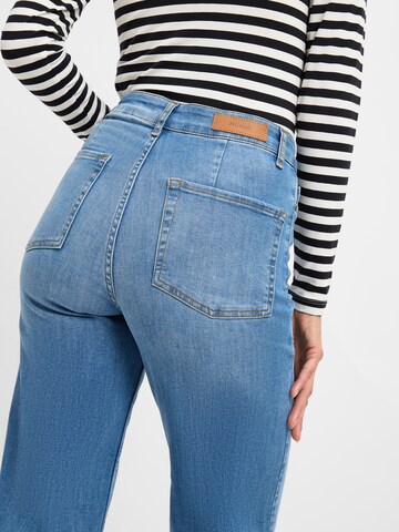 NÜMPH Bootcut Jeans 'Nuparis' in Blauw