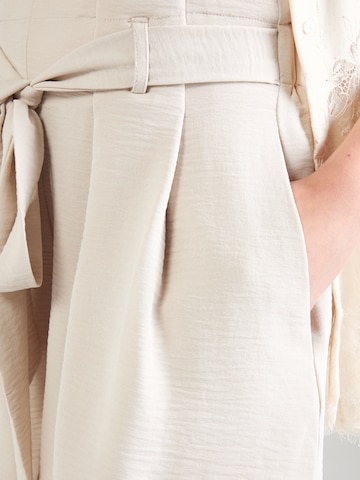 Wide leg Pantaloni cutați 'Lia' de la ABOUT YOU pe bej