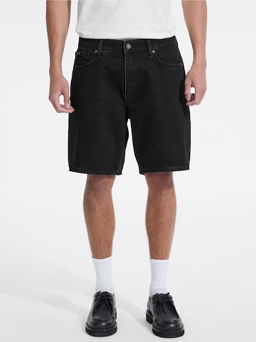 GUESS Regular Jeans in Black: front