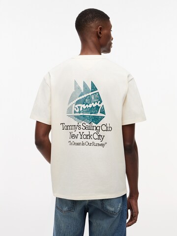 Tommy Jeans T-shirt 'SAILBOAT' i beige: framsida