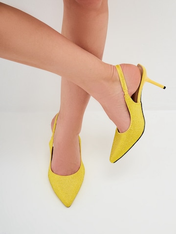 CESARE GASPARI Pumps in Gelb