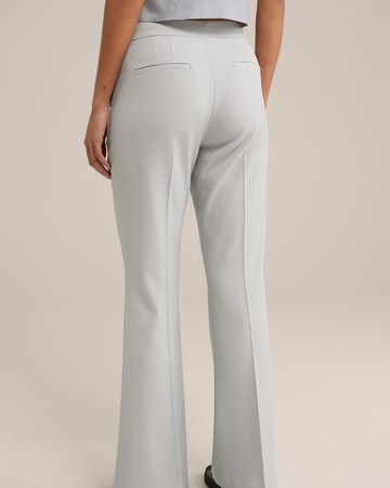 Flared Pantaloni con piega frontale di WE Fashion in grigio