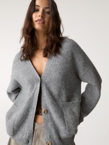 Pull&Bear Kardigan w kolorze szary