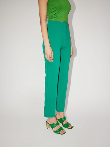 Regular Pantalon chino 'Erika' LeGer by Lena Gercke en vert : sur le côté