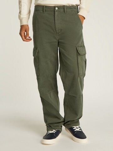 Tommy Jeans Loose fit Cargo trousers 'JAIMIE' in Green: front