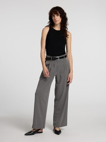 SELECTED FEMME Wide leg Pleat-Front Pants in Grey