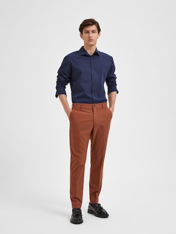 Coupe slim Pantalon à plis 'Logan' SELECTED HOMME en marron