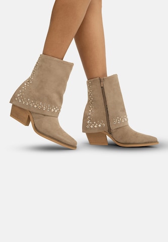 Salinyang Booties in Beige