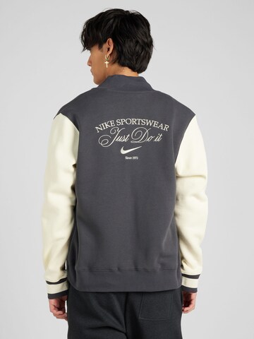 Nike Sportswear - Chaqueta de entretiempo 'VARSITY' en gris