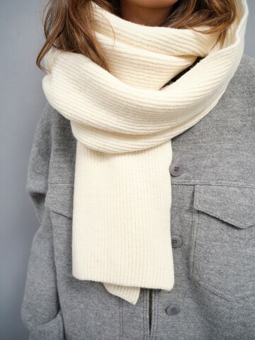 A LOT LESS Scarf 'Suki' in White