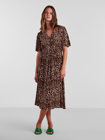 Robe d’été 'PCTala' PIECES en marron : devant