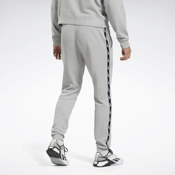 Reebok - Tapered Pantalón deportivo en gris