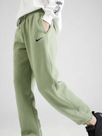 Nike Sportswear Alt kitsenev Püksid 'PHOENIX FLEECE', värv roheline