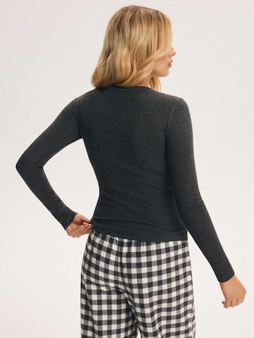 Maglietta 'Langarmshirt Baumwolle Modal Mix Rundhals figurbetont Ribbed' di ESOTIQ in grigio