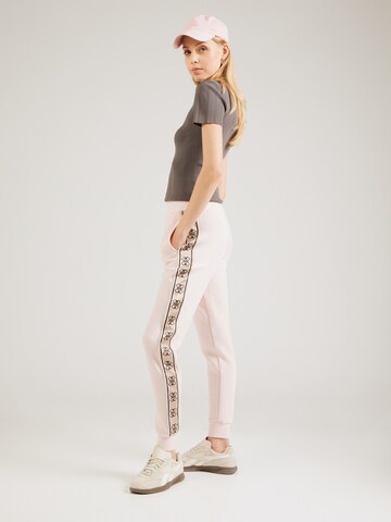 GUESS - Tapered Pantalón deportivo 'BRITNEY' en rosa