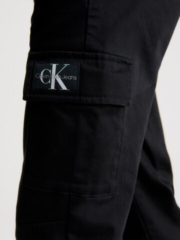 Calvin Klein Jeans Tapered Hose in Schwarz