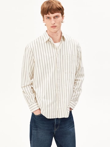 T-Shirt ARMEDANGELS en beige : devant
