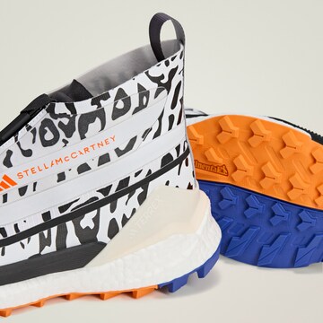 ADIDAS BY STELLA MCCARTNEY Boots 'Free Hiker' σε λευκό