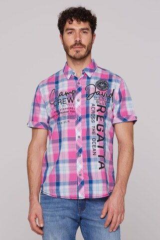 CAMP DAVID Regular Fit Kurzarm-Karohemd mit Label-Applikationen in Pink: Vorderseite