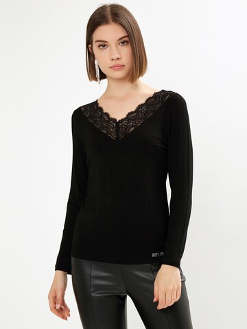 Influencer Shirt in Black: front