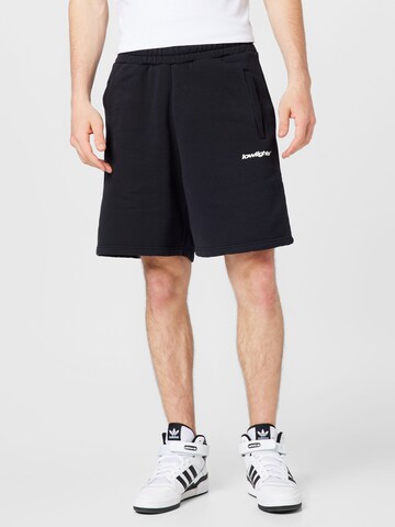 Low Lights Studios Loosefit Shorts in Schwarz: predná strana