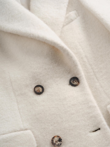 Vulto Pitkä talvitakki 'White Alpaca Double-Breasted Coat' värissä valkoinen